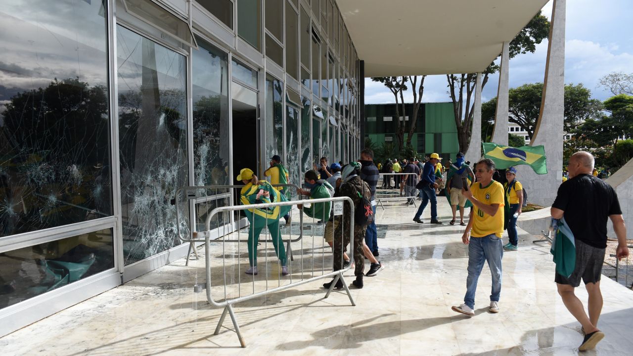 bolsonaro-condena-saqueos-e-invasiones-tras-disturbios-en-brasilia