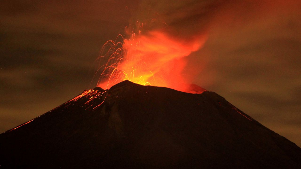 video-volcan-popocatepetl-registra-fuerte-explosion-con-lanzamiento-de-lava