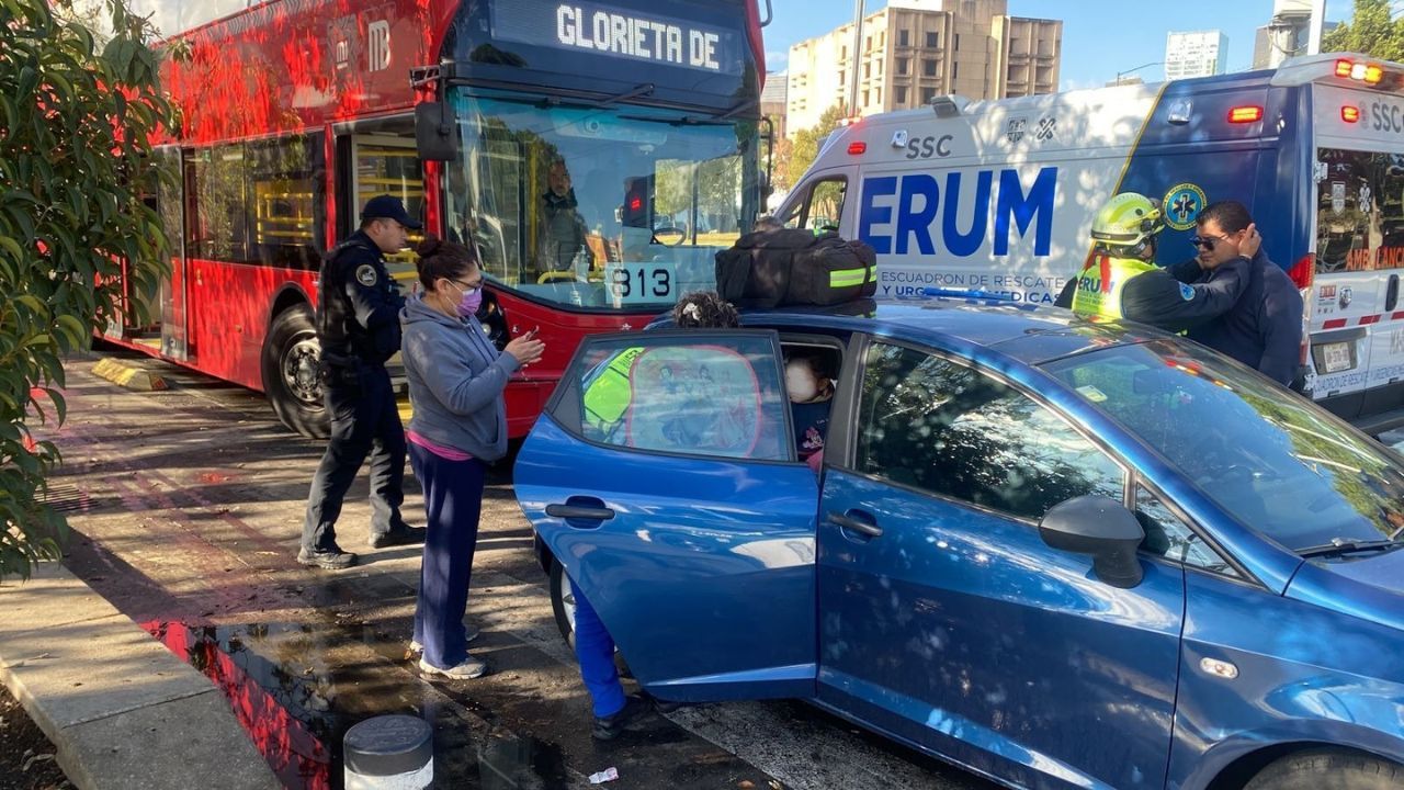 Choque-metrobus-auto-particular-Leo-Twitter