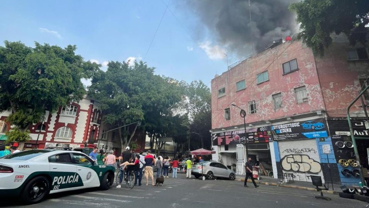 se-incendia-bodega-de-autopartes-en-colonia-juarez-alcaldia-cuauhtemoc