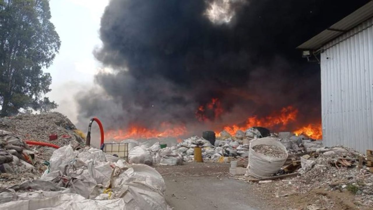se-registra-incendio-en-recicladora-en-carretera-tenango-del-aire-temamatla-edomex