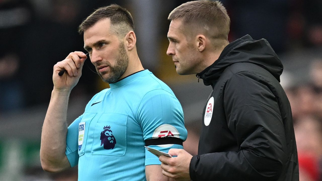 suspenden-arbitro-constantine-hatzidakis-que-dio-codazo-a-jugador-del-liverpool