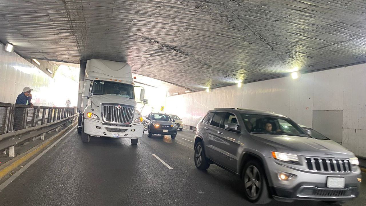 trailer-se-atora-debajo-de-puente-viaducto-periferico