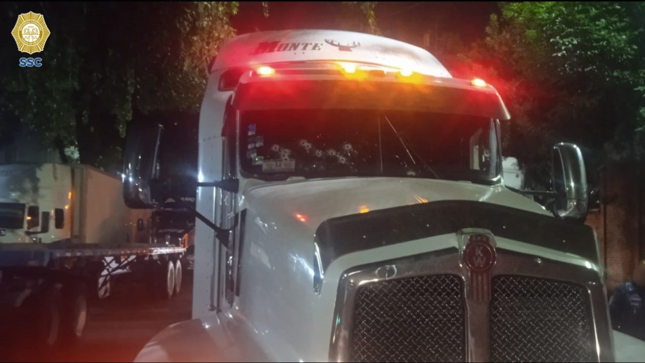 Atacan-a-trailer-en-la-Mexico-Queretaro-portaba-carga-valuada-en-30-mdp
