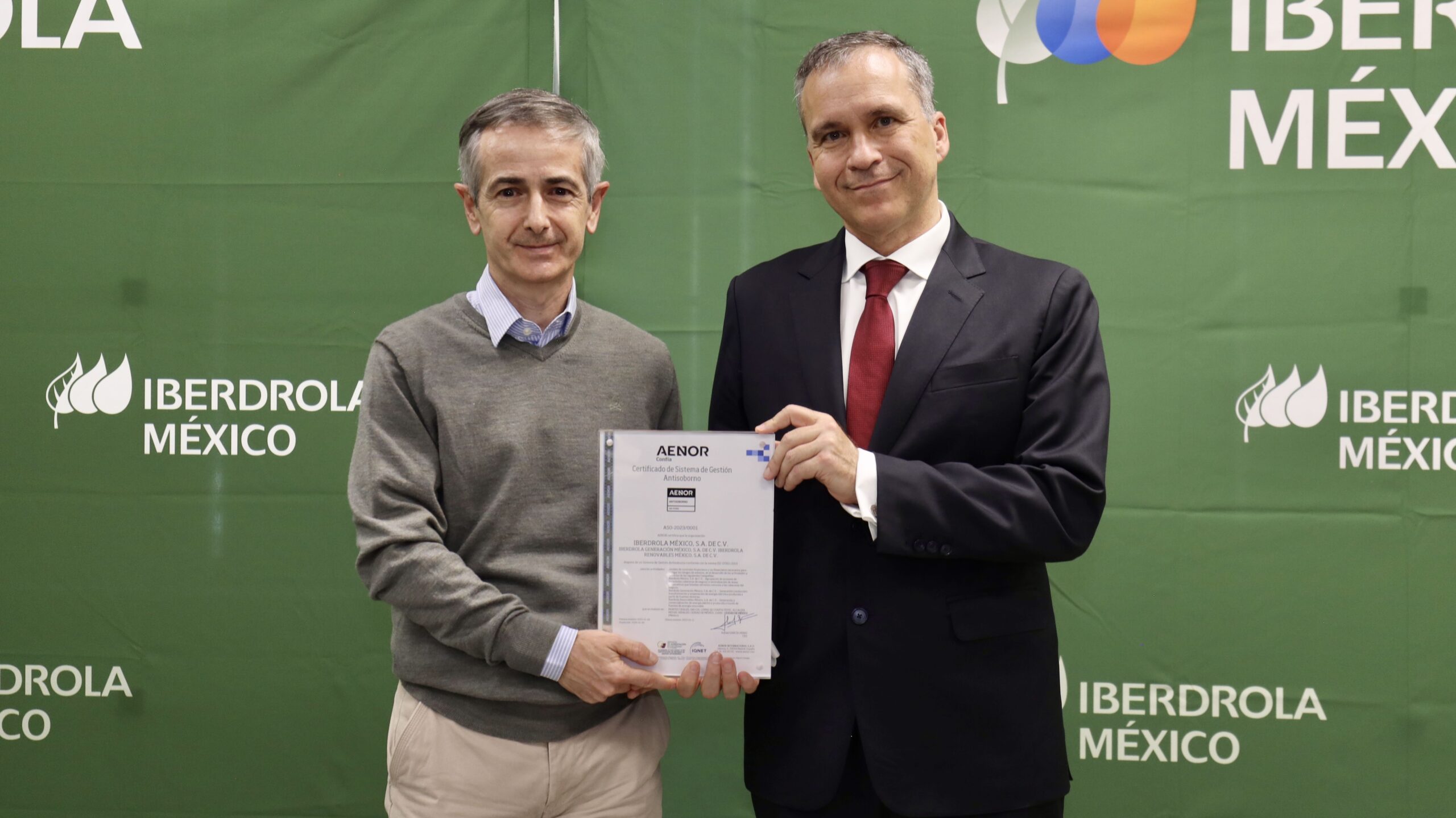 Enrique_Alba_CEO__de_Iberdrola_Mxico_recibi_el_certificado_de_manos_del_CEO_de_AENOR_Rafael_Garca_Meiro