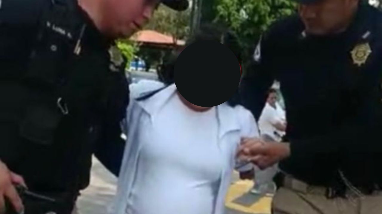 Policias-trasladan-a-alumna-embarazada-del-Conalep-tras-romperse-su-fuente-1