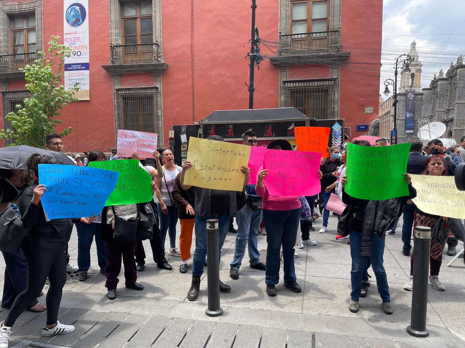 Trabajadores de limpieza denuncian falta de pago por 2 meses