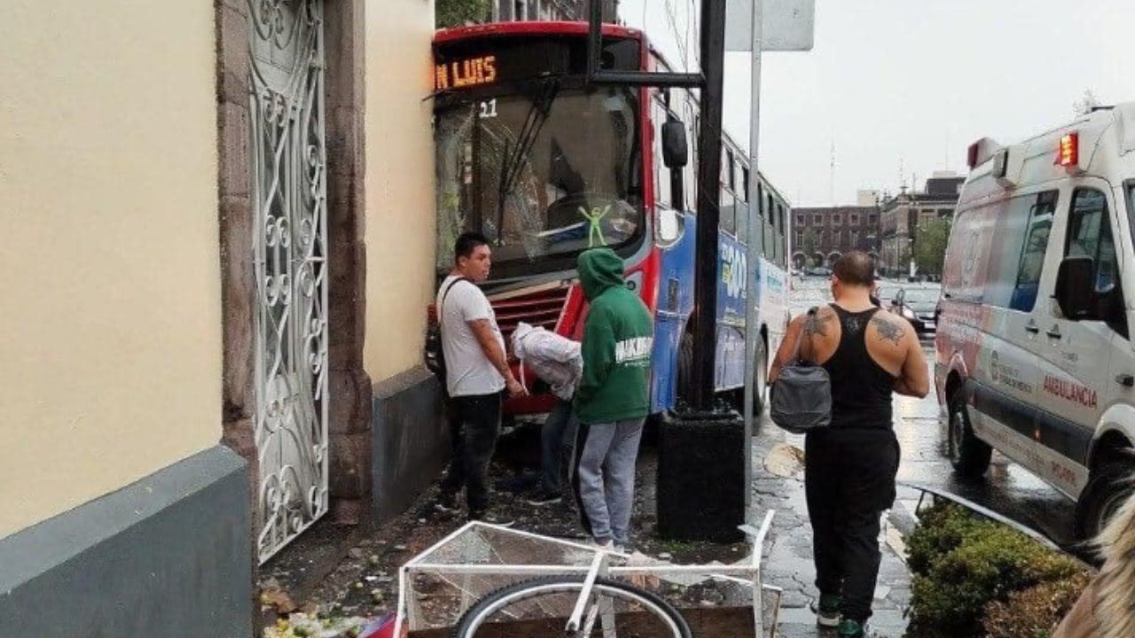 Camion-choca-contra-museo-en-Toluca-Estado-de-Mexico