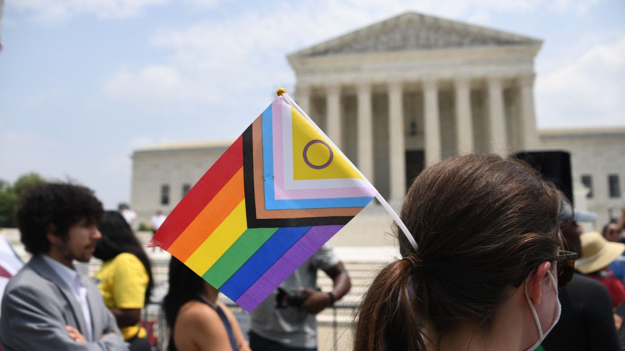 corte-suprema-de-eua-ampara-negarse-trabajar-para-parejas-gays-y-revoca-plan-de-biden-para-estudiantes