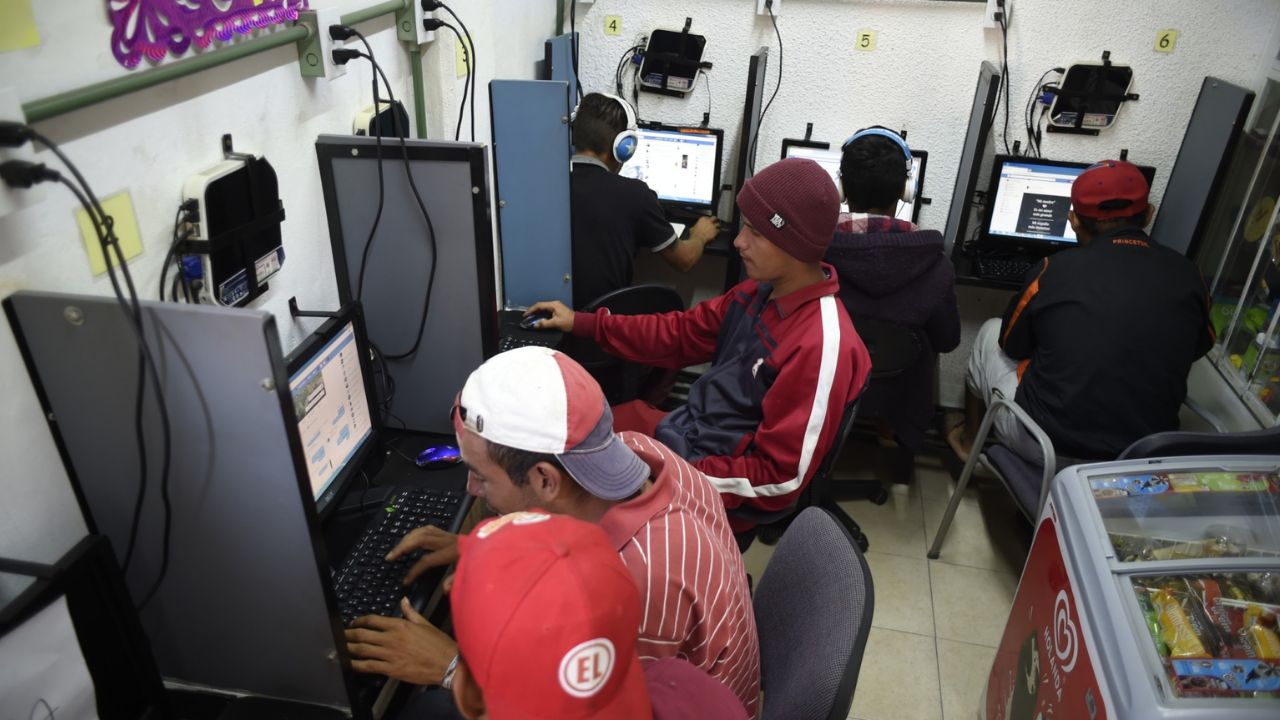mas-de-100-millones-de-mexicanos-sin-acceso-a-computadoras-ni-a-internet-amlo