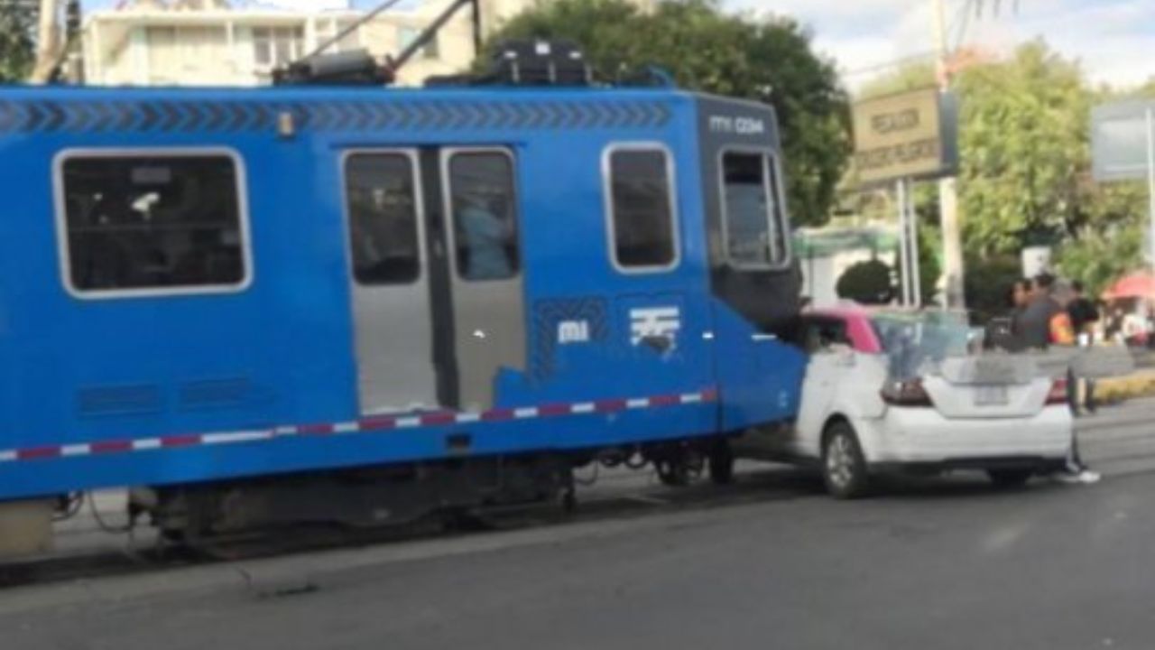 tren-ligero-y-taxi-chocan-en-tlalpan-y-avenida-mexico