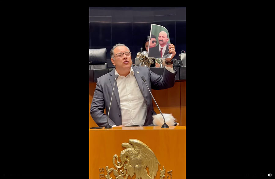 ¡A-la-basura-el-pinche-viejo-régimen-corrupto!