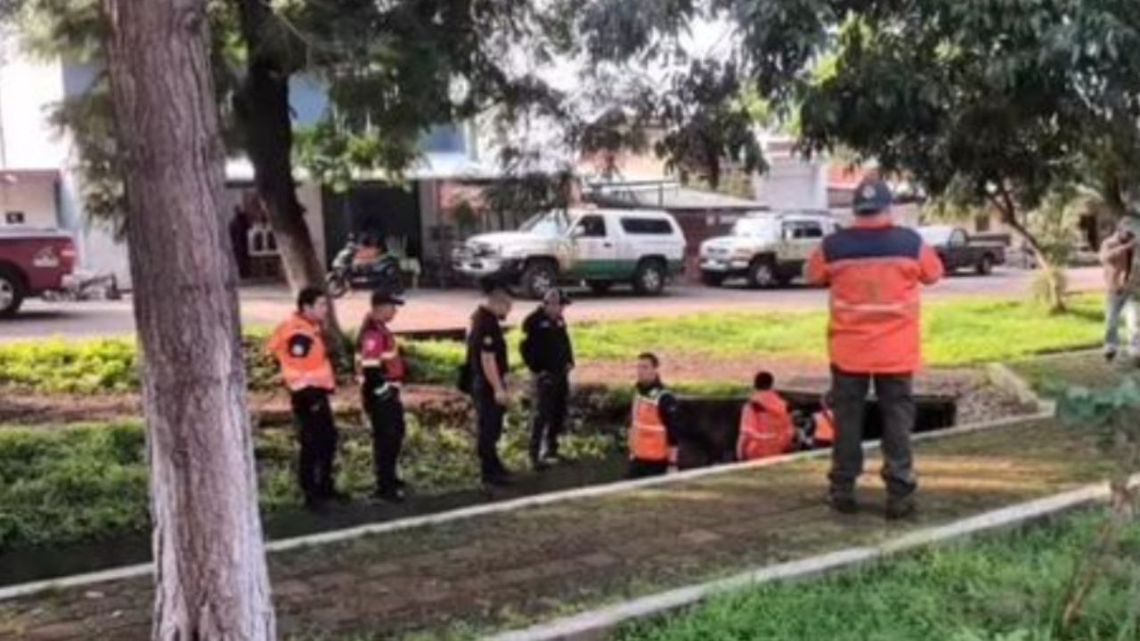 Buscan-a-menor-que-cayo-en-una-alcantarilla-en-Michoacan