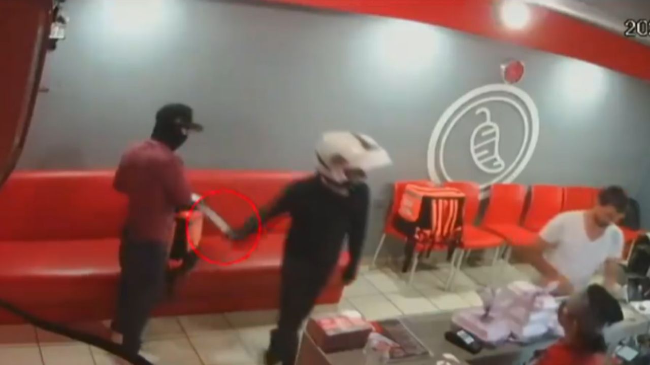 Falsos-repartidores-asaltan-restaurante-con-machete-en-Hermosillo-Sonora