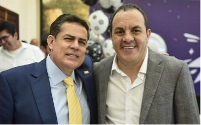 Fidel Giménez Valdés Román, ex funcionario del gobierno de Morelos, con Cuauhtémoc Blanco Bravo