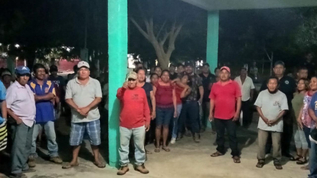 Habitantes-de-Guelaguichi-retienen-a-funcionarios-por-desinteres-de-alcaldesa-en-Oaxaca