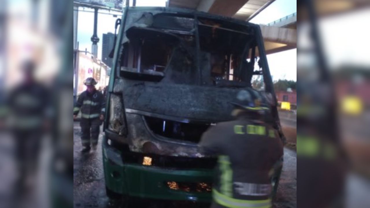 Microbus-se-incendia-sobre-Periferico-en-la-Alvaro-Obregon-CDMX
