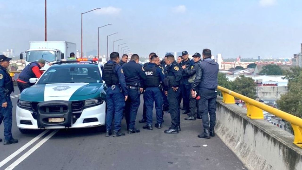 Policias-evitan-que-hombre-se-suicide-en-puente-vehicular-de-la-Cuauhtemoc