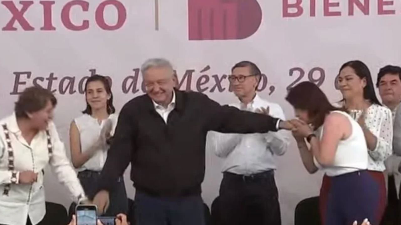 edil-de-Tecamac-besa-mano-de-AMLO