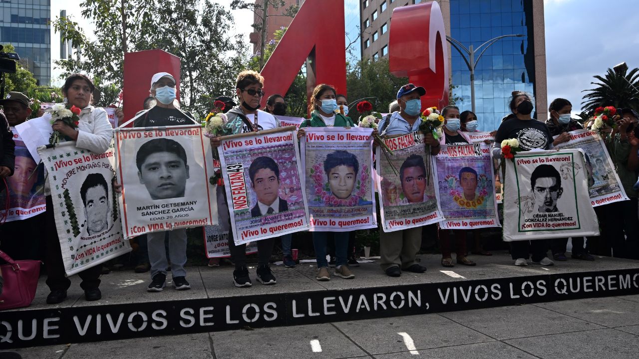 ejercito-ya-entrego-toda-la-informacion-a-padres-caso-ayotzinapa-destaca-amlo