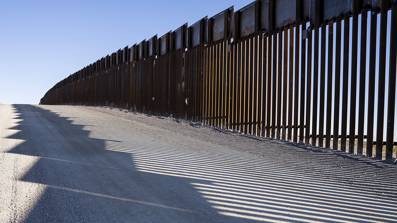 Trump threatens to 'entirely' close US-Mexico border unless wall demands met