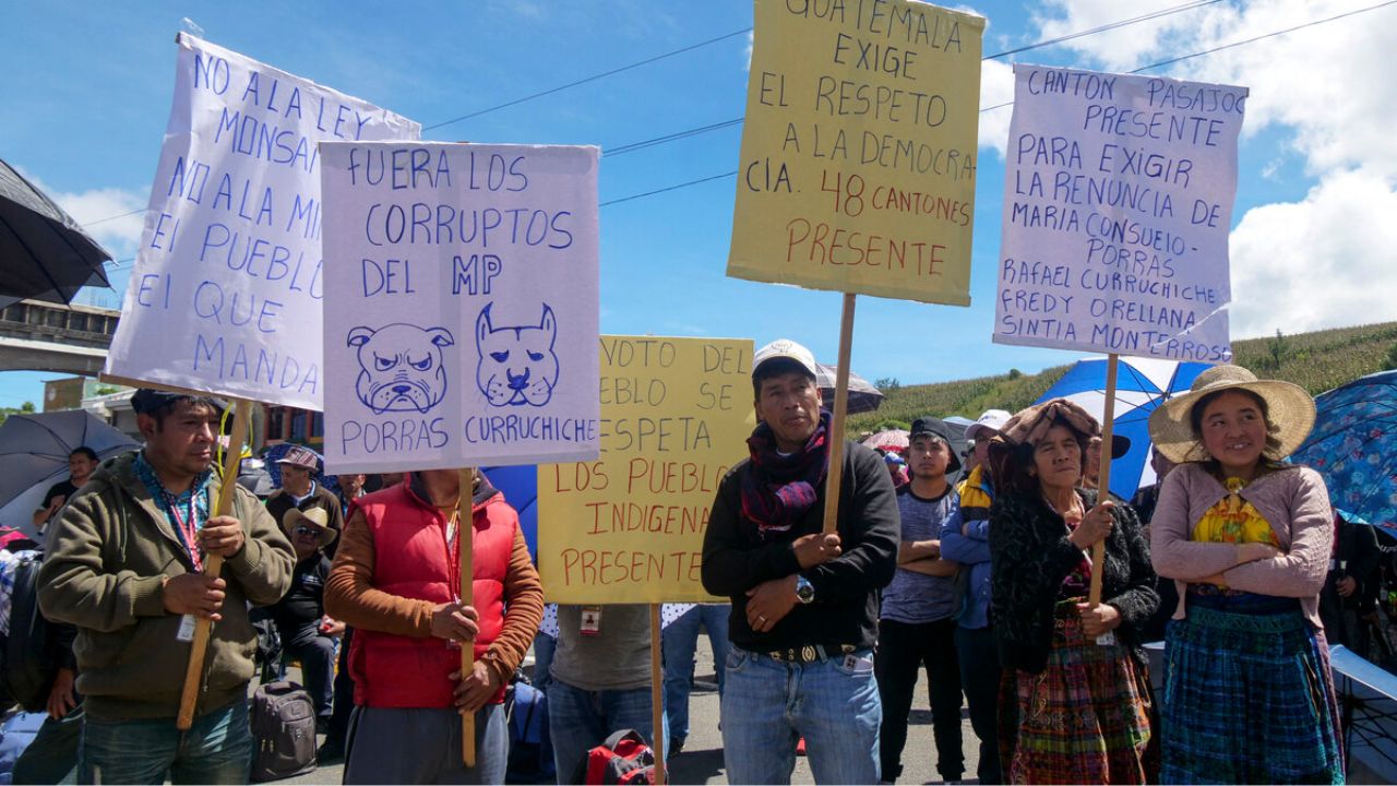 Bloquean-carreteras-de-Guatemala-para-exigir-cese-de-persecucion-electoral
