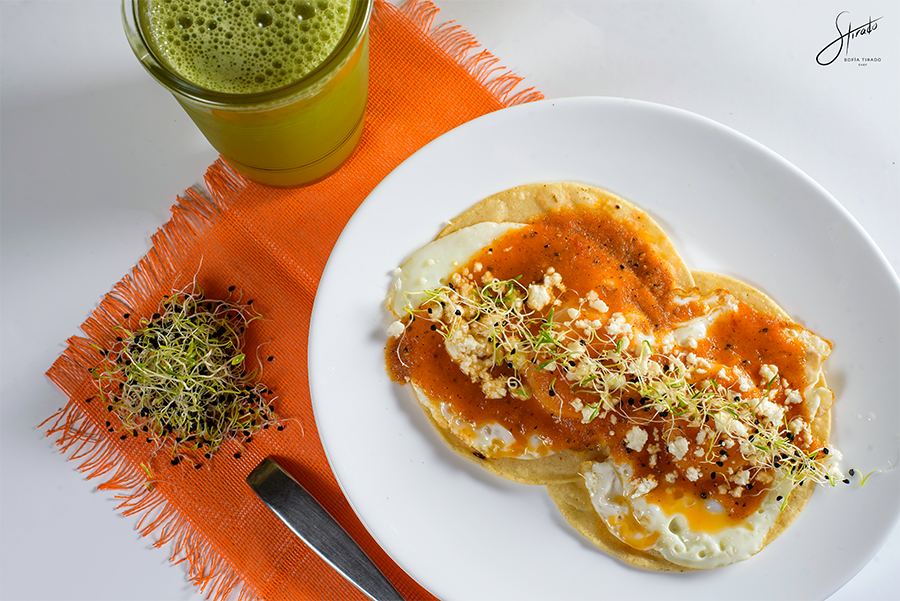 HUEVOS RANCHEROS CON GERMINADO DE CEBOLLA Y CILANTRO