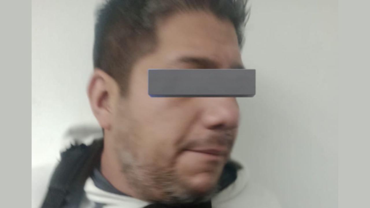 Hombre-arroja-a-policias-a-las-vias-del-Metro-en-la-estacion-Tacubaya