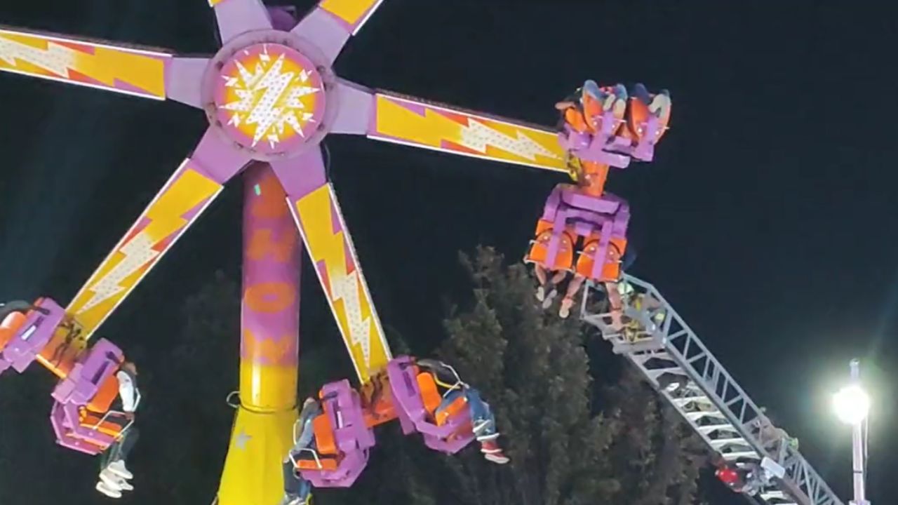 Juego-mecanico-falla-y-18-personas-personas-quedan-atrapadas-en-Coacalco