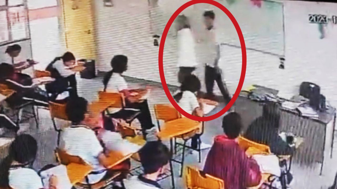 estudiante-apunala-maestra