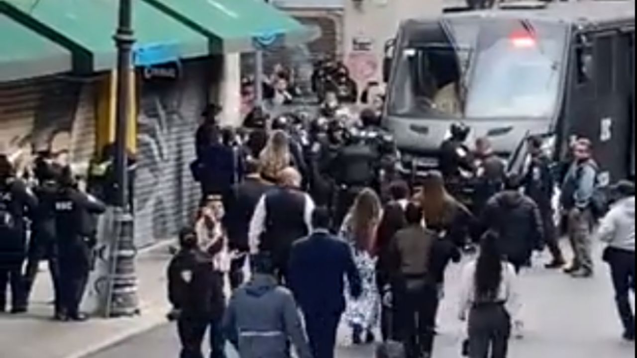 feministas-encapuchadas-y-policias-se-enfrentan-en-congreso-de-cdmx