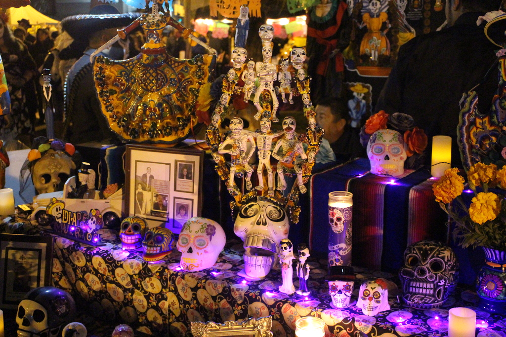 nighttime-nightlife-altar-offering-honor-lighting-1438151-pxhere.com