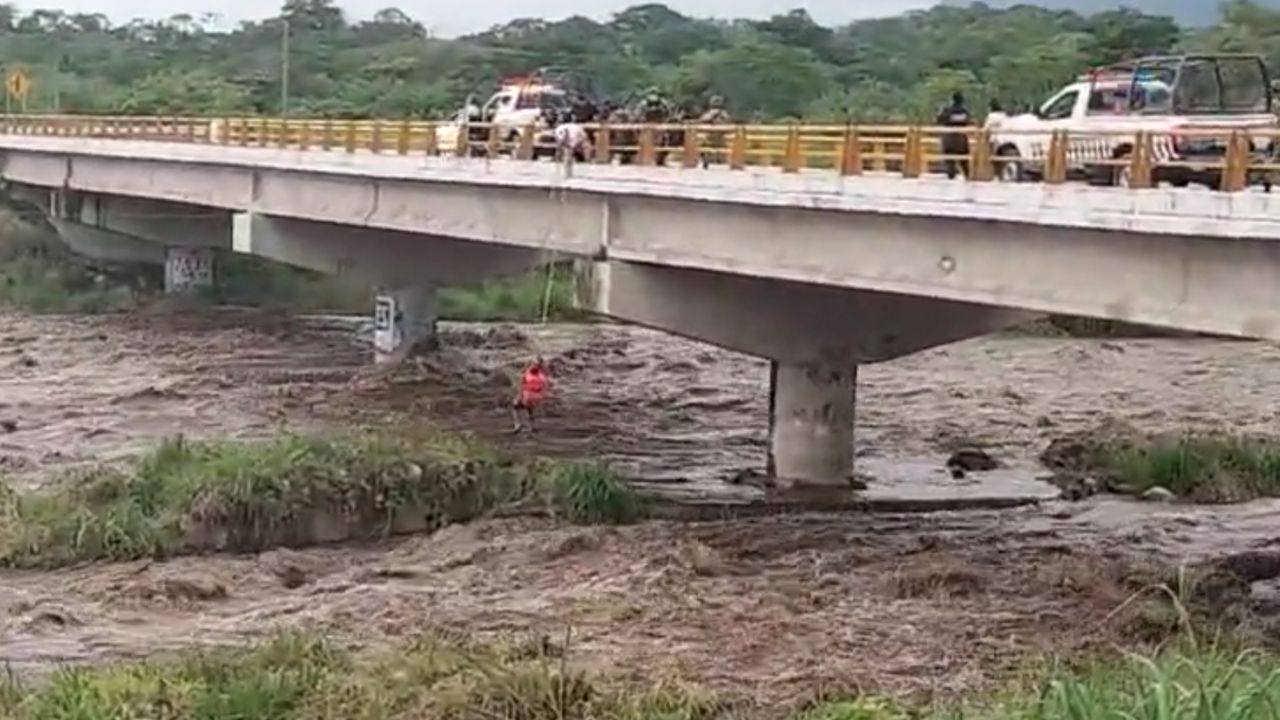rescatan-a-jovenes-atrapados-en-rio-de-mapastepec-chiapas