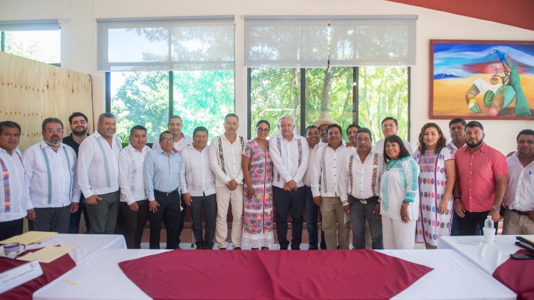 2023-11-26-Presidente-AMLO-Reunion-caminos-Tlapa-Guerrero-3-770x433