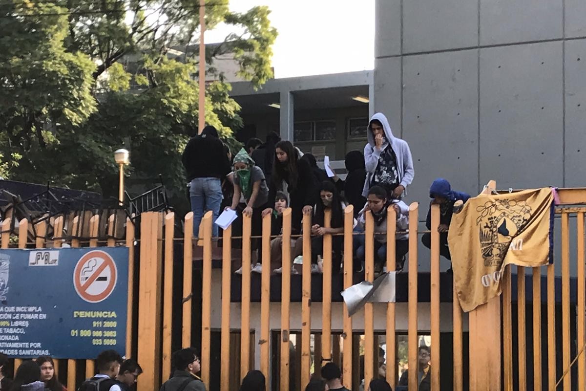 Encapuchados-toman-prepa-8