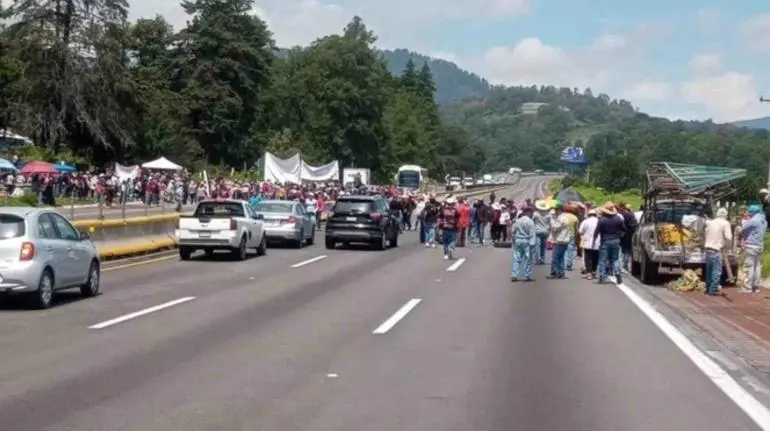 bloqueo_en_la_mexico-puebla_amlo_pide_a_campesinos_no_dejarse_manipular