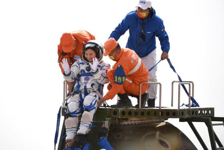(EyesonSci)CHINA-SHENZHOU-13-RETURN (CN)