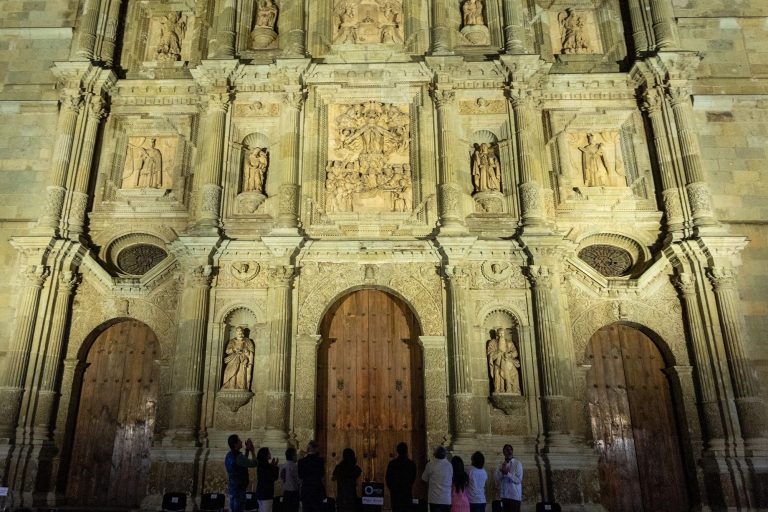 Gobierno_de_Oaxaca_e_Iberdrola_Mxico_iluminan_la_Catedral_Metropolitana_con_tecnologa_de_vanguardia._4-1