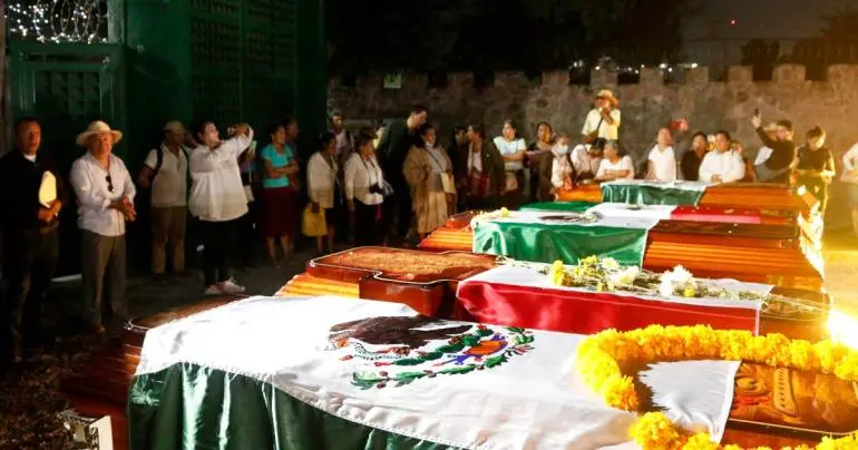 Familiares de víctimas de ‘Guerra Sucia’ protestan con féretros en Guerrero 2