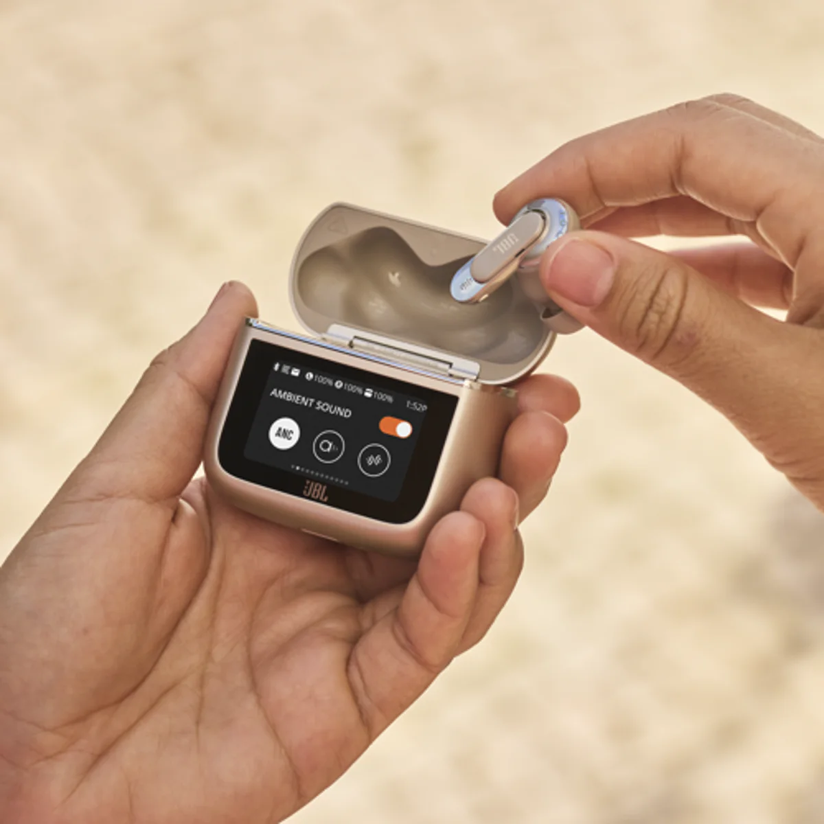 LS_JBL_Tour_Pro_3_Lifestyle_Image_L_Smart_Case_1x1