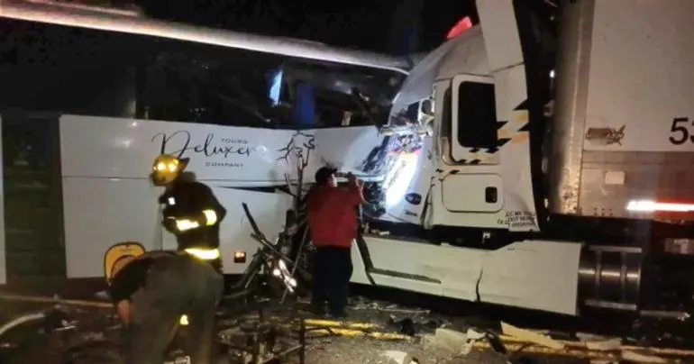accidente_en_autopista_mazatlan-tepic_deja_5_muertos_y_varios_heridos