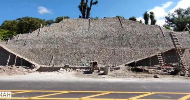 piramide_en_la_carretera_pachuca-huejutla