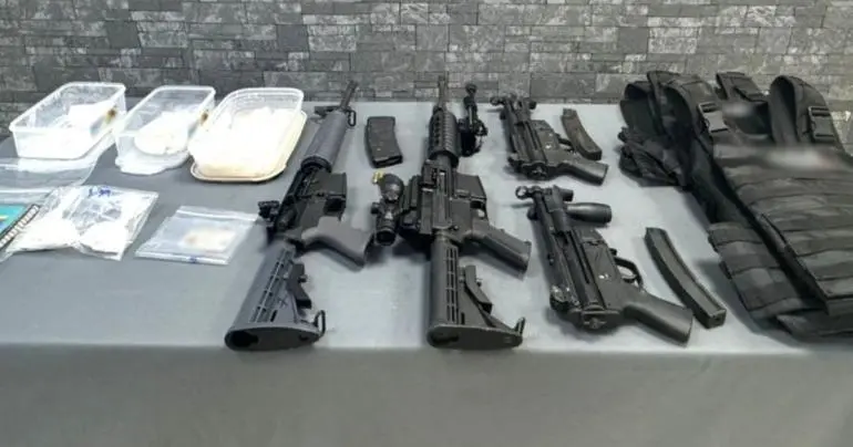 aseguran_arsenal_y_droga_en_cateo_en_juarez_nuevo_leon