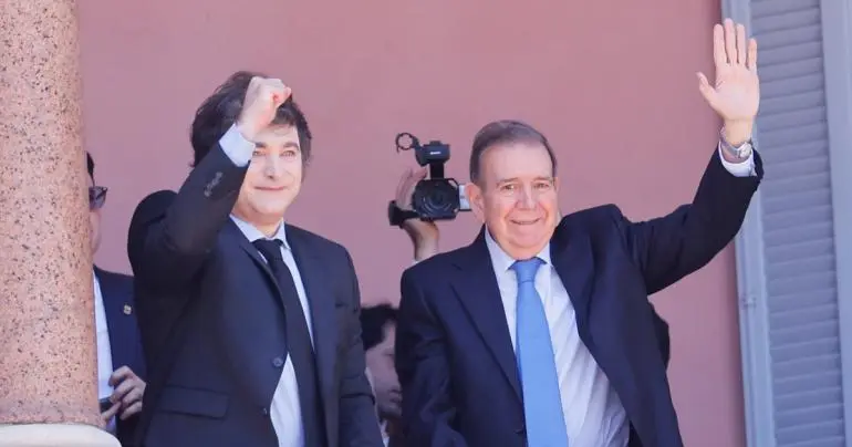 milei_y_gonzalez_urrutia_reciben_apoyo_de_venezolanos_desde_el_balcon_de_casa_rosada