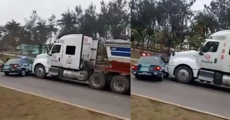 trailer_impacta_y_arrastra_patrulla_de_transito_con_oficiales_dentro_en_veracruz