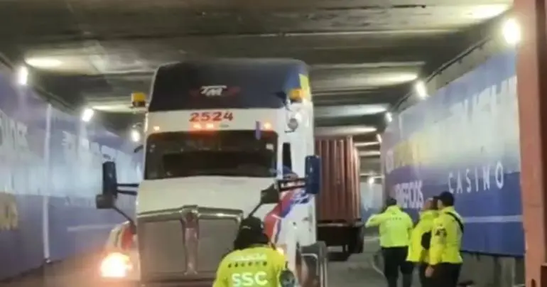 video_trailer_queda_atorado_en_bajo_puente_en_chapultepec