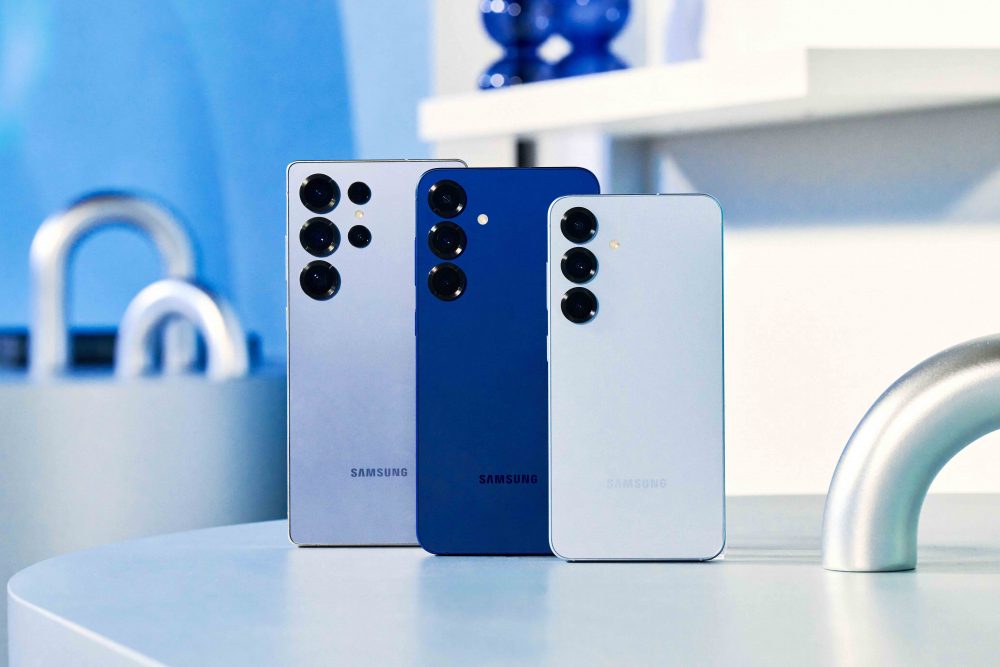 008-family-galaxy-s25ultra-titaniumsilverblue-s25plus-navy-s25-icyblue-e1737572018260