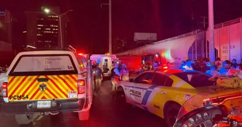 choque_entre_tren_y_autobus_en_monterrey_deja_un_muerto_y_25_heridos