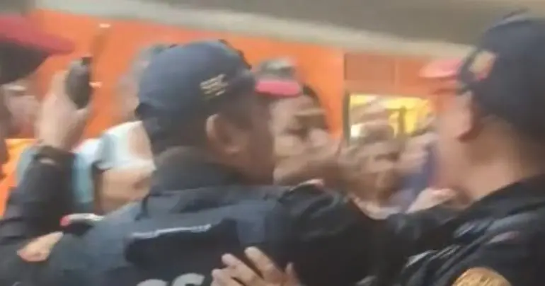 hombre-reclama-conductor-metro-hijas-dentro