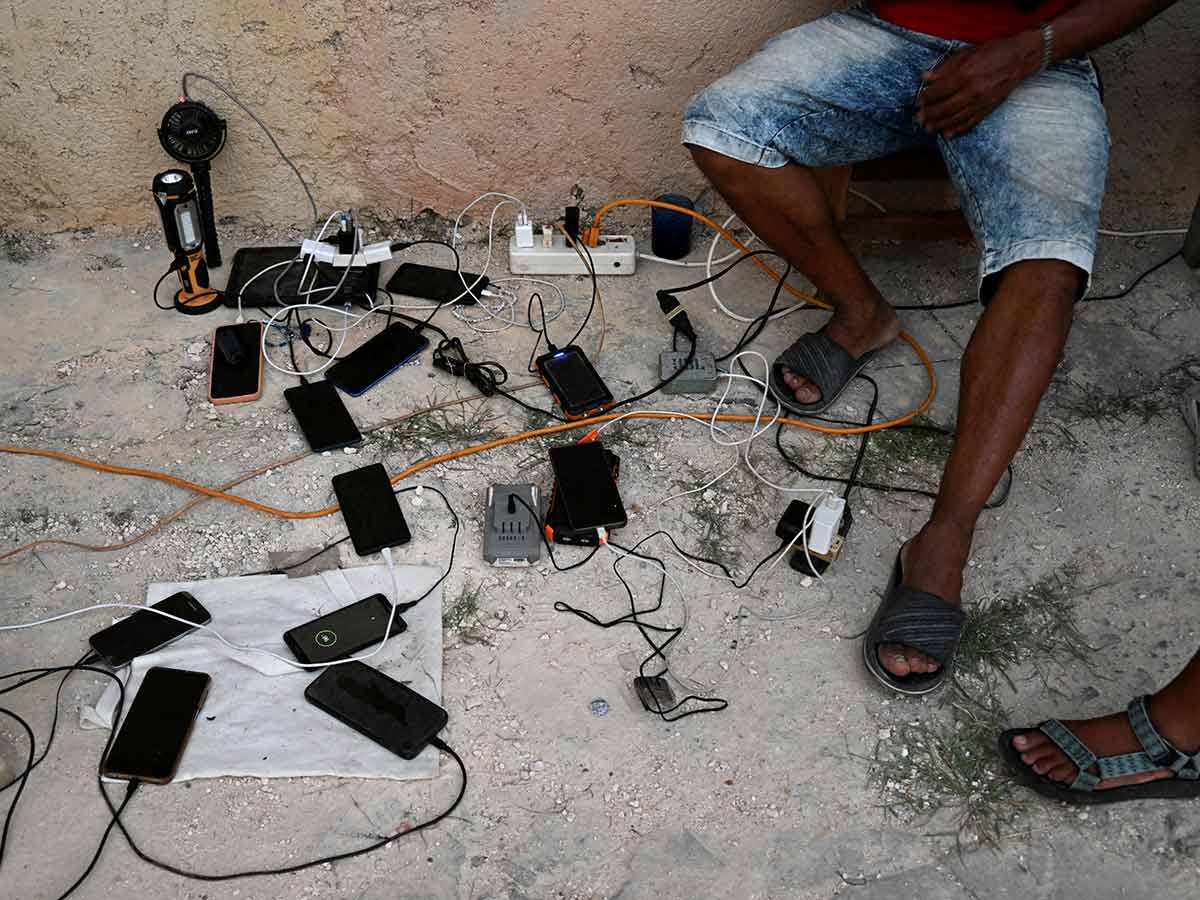cubanos-cargando-celulares-tras-el-regreso-de-luz